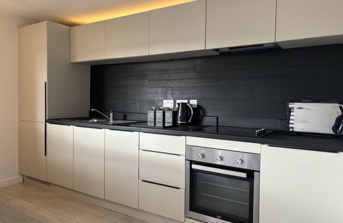 Salford Apartment | Spacious Manchester Apartment Free Parking Long Term & Short Stay Luxury Rental