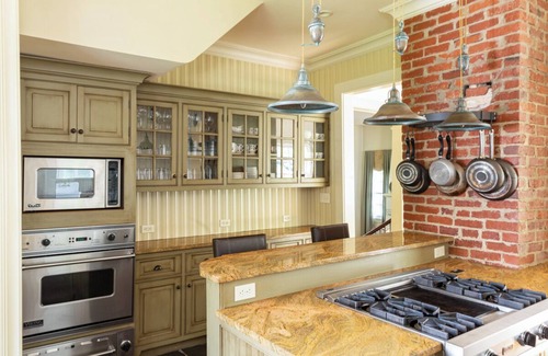 Hot Springs House | Spacious Manor 1.5 mi to Omni Homestead w/Access to Hot Tub, Fitness Rm & Pool