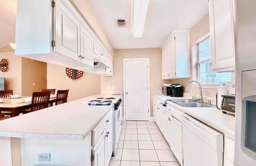 Tallahassee House | Spacious Master Bedroom - Near I-10