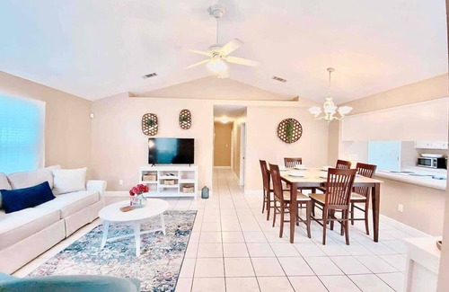 Tallahassee House | Spacious Master Bedroom - Near I-10