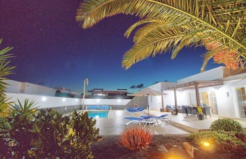 Playa Blanca Villa | Spacious & Modern 3 Bed Villa Private heated Pool, Mountain views & beach nearby