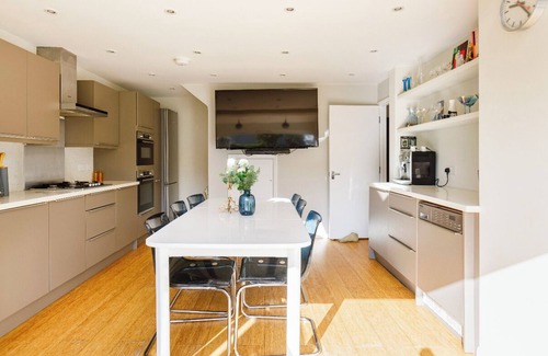 Windsor House | Spacious & Modern 4 Bedroom House in Central Windsor