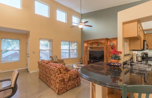 Tobin Hill Apartment | Spacious Modern Apartment close to River Walk