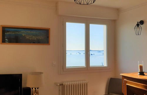 Port-Louis Apartment | Spacious, modern apartment facing the beach