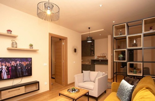 Zlatibor Apartment | Spacious modern apartment overlooking the hills and Gold Gondola station