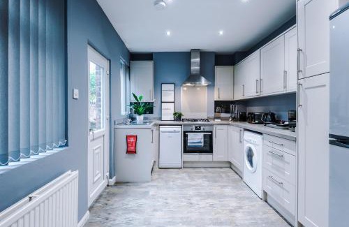 Hoole House | Spacious Modern Chester Home - Great Location