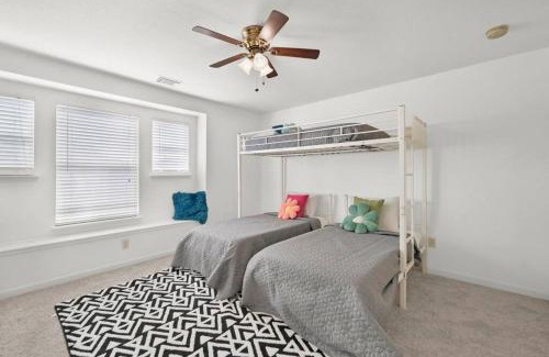 Tomball House | Spacious Modern Retreat and Spa