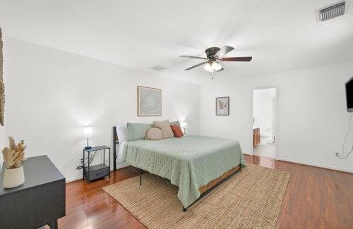 Tomball House | Spacious Modern Retreat and Spa