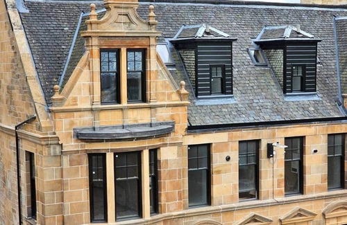 Paisley Apartment | Spacious modern sleeps 5 above live music pub