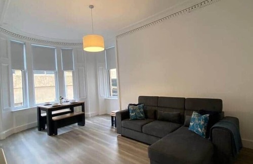 Paisley Apartment | Spacious modern sleeps 5 above live music pub