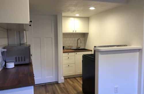 Bonneville Hills House | Spacious Modern 1 bdr Near Mountains & City