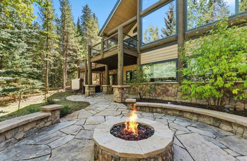 Fairways House | Spacious Mountain Chalet - Hot Tub & Secluded!