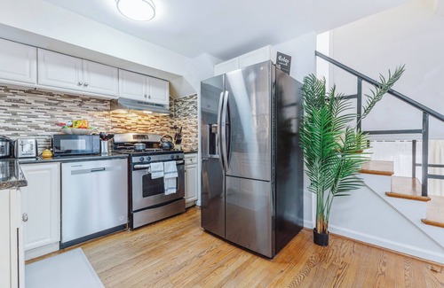 Nauck House | Spacious Multi-Level Getaway 10 minutes from DCA Airport and downtown Arlington
