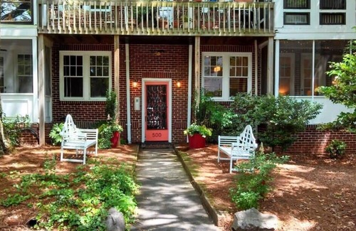 Cherry Condo | Spacious Myers Park 2BR King Condo | Porch
