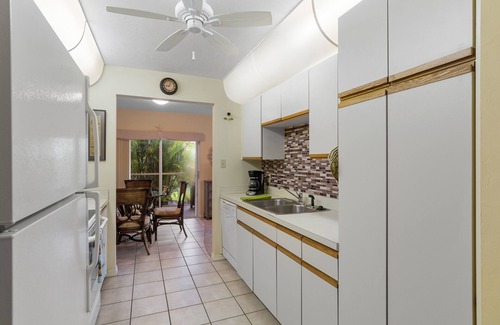 Kings Lake Condo | Spacious Naples First Floor Condo Minutes to Fifth Avenue South & Beaches
