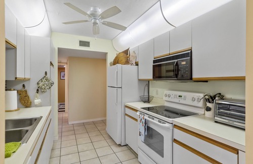 Kings Lake Condo | Spacious Naples First Floor Condo Minutes to Fifth Avenue South & Beaches