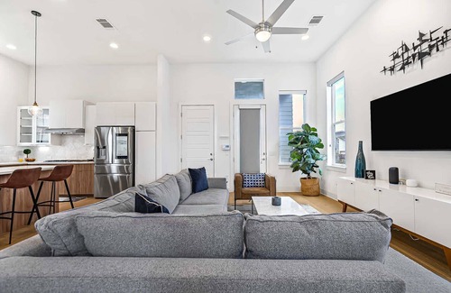 Austin House | Spacious, Near Downtown & Mueller - Urban Elegance