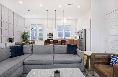 Austin House | Spacious, Near Downtown & Mueller - Urban Elegance