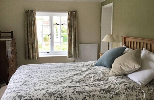 New Forest District Cottage | Spacious New Forest Cottage with Pretty Garden