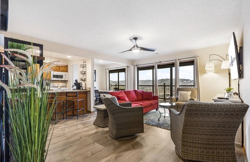 Indian Point Condo | Spacious & Newly Renovated Walk-In Unit, Amazing Lake Views, Near Silver Dollar City w Free Tickets!