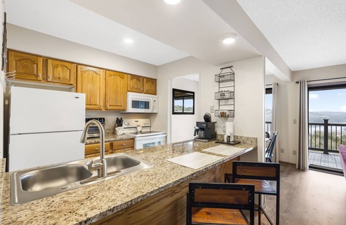 Indian Point Condo | Spacious & Newly Renovated Walk-In Unit, Amazing Lake Views, Near Silver Dollar City w Free Tickets!