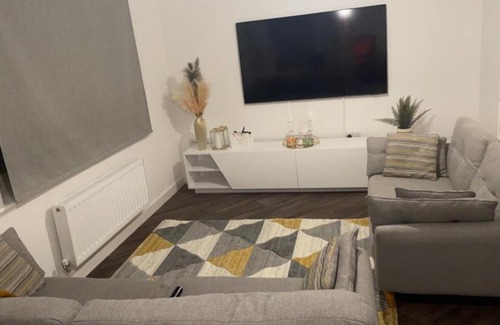 Burghfield Apartment | Spacious One Bedroom Apartment