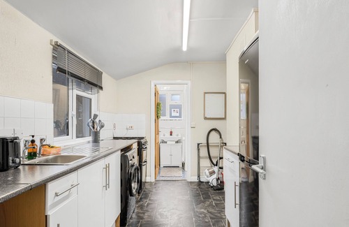 Coldharbour Apartment | Spacious One Bedroom Private Flat in Brixton +Wifi