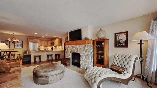 Mammoth Lakes Apartment | Spacious One Bedroom Condo in Mammoth! Free Assigned Parking - Snowbird 107