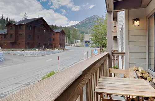 Mammoth Lakes Apartment | Spacious One Bedroom Condo in Mammoth! Free Assigned Parking - Snowbird 107