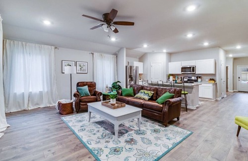 Lafayette House | Spacious/open 4 bedroom 3 bath with office