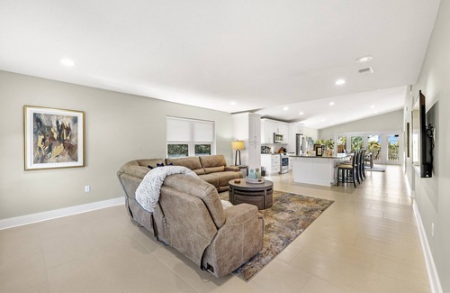 Crystal Beach House | Spacious Open Beach Home ~ Huge Veranda ~ BBQ ~ Beach Gear ~ Community Pool