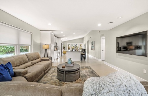 Crystal Beach House | Spacious Open Beach Home ~ Huge Veranda ~ BBQ ~ Beach Gear ~ Community Pool