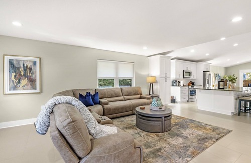 Crystal Beach House | Spacious Open Beach Home ~ Huge Veranda ~ BBQ ~ Beach Gear ~ Community Pool