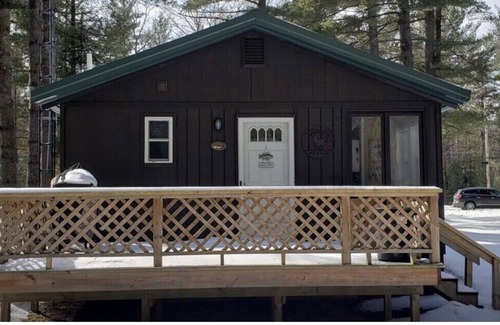 Higgins Lake Cottage | Spacious Peaceful 1 Bedroom cabin, wooded lot, Near Higgins Lake, new to VRBO.