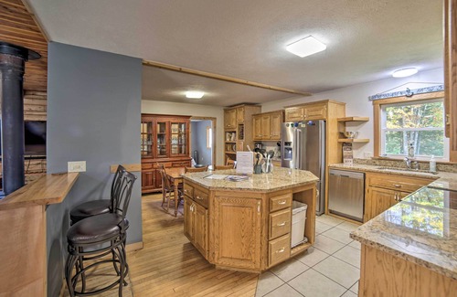 Wetmore Cottage | Spacious Powell Lake Cabin: Lake & Trail Access!