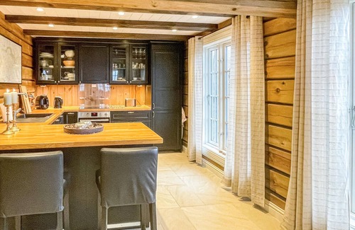 Tyinkrysset House | Spacious, pretty log cabin with sauna and fantastic panoramic view of the mountainous surroundings.
