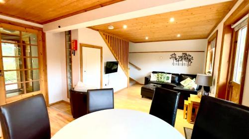 Liverton House | Spacious Primrose Lodge for 6 with Hot Tub at a Spa Resort