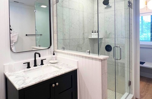Cashiers Hotel | Spacious & Private King Suite in Cashiers Center