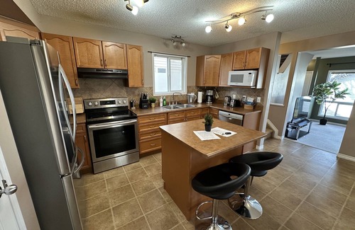 West Edmonton House | Spacious & Private Retreat near West Edmonton Mall
