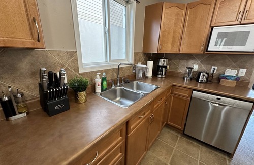 West Edmonton House | Spacious & Private Retreat near West Edmonton Mall