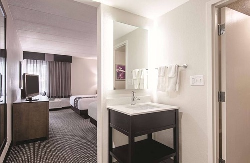 Oakdale Hotel | Spacious Queen Suite, La Quinta, Shuttle Service, Minutes to The Arts District