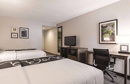 Oakdale Hotel | Spacious Queen Suite, La Quinta, Shuttle Service, Minutes to The Arts District