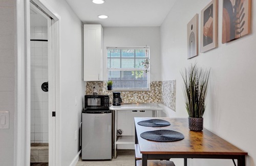 Middle River Terrace House | Spacious Queen Suite Near Beach & Dining