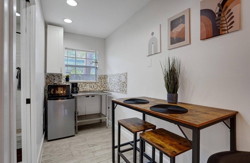 Middle River Terrace House | Spacious Queen Suite Near Beach & Dining