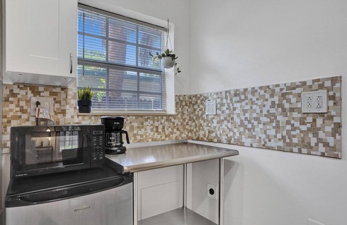 Middle River Terrace House | Spacious Queen Suite Near Beach & Dining