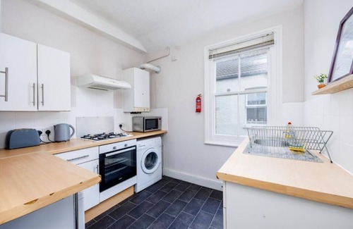 Southend-on-Sea Apartment | Spacious & Radiant 2BR City Centre Nr High St by Everhome Ltd