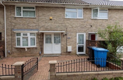Norwich House | spacious, relaxing home with garden access