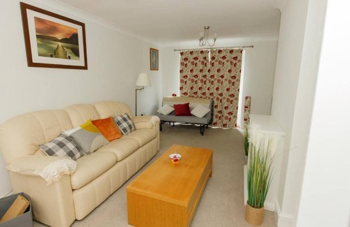 Norwich House | spacious, relaxing home with garden access