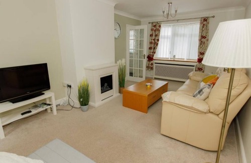 Norwich House | spacious, relaxing home with garden access