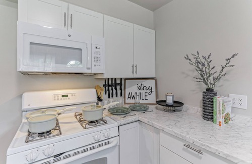Columbus House | Spacious, Reno’d, 4Bed/2Bath Home in Central Columbus with WiFi, & Fenced yard!